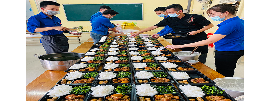 Những suất cơm ấm lòng người trong khu cách ly Những suất cơm ấm lòng người trong khu cách ly