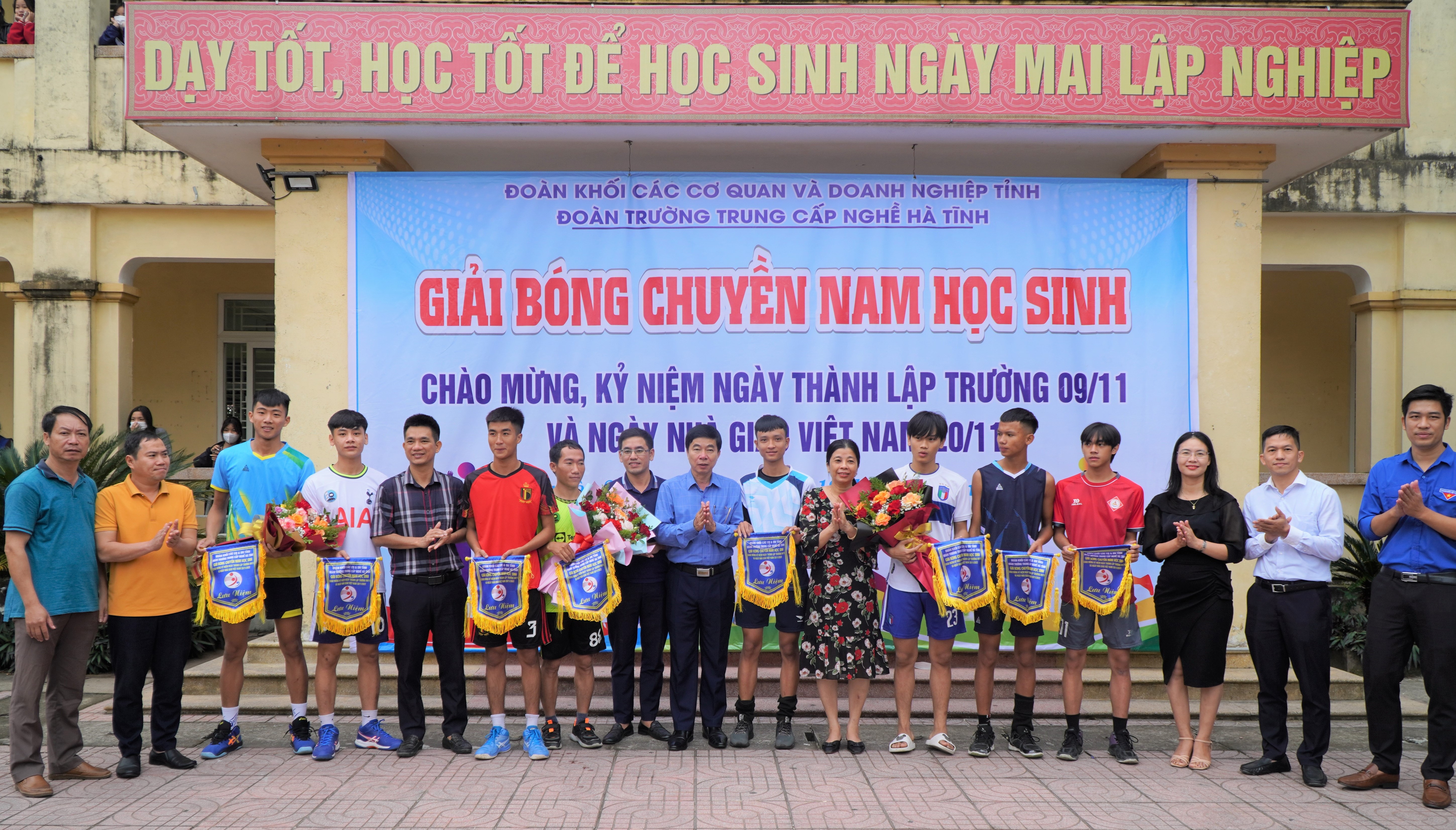 SÔI NỔI GIẢI BÓNG CHUYỀN HỌC SINH CHÀO MỪNG KỶ NIỆM NGÀY THÀNH LẬP TRƯỜNG 09/11,  NGÀY NHÀ GIÁO VIỆT NAM 20/11